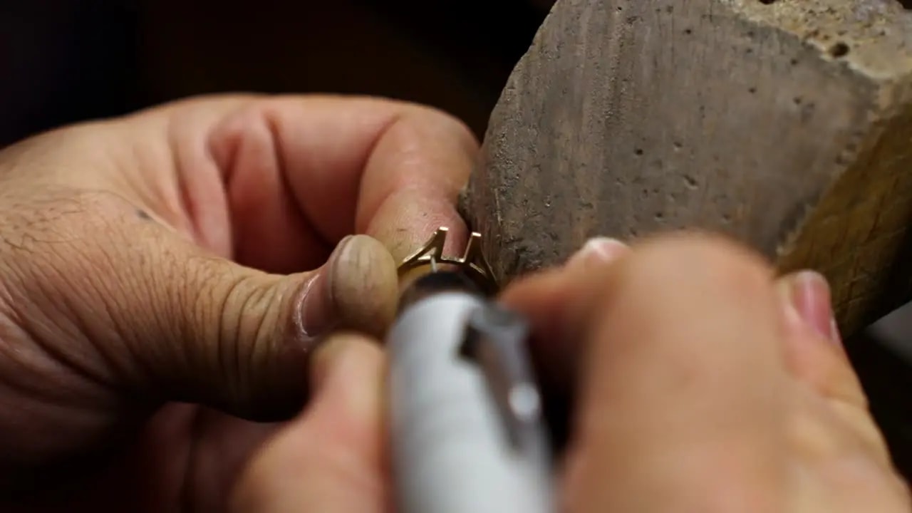 Ring wird mit einem Handwerkzeug mit rotierender Spitze verarbeitet, Nahaufnahme
