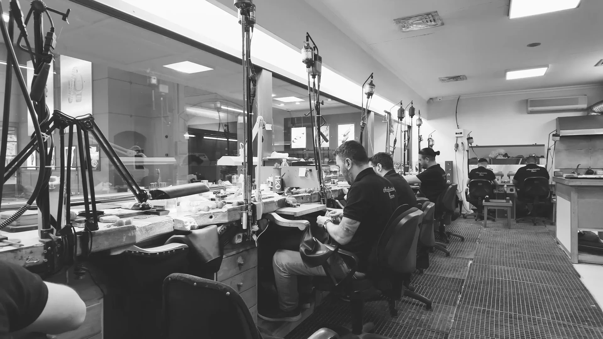Juweliere arbeiten an Theken in der Werkstatt Antalya